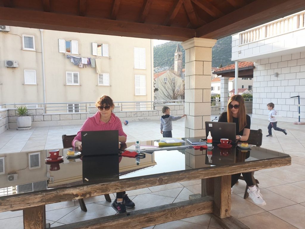 Vesna et Mia en télétravail. Style croate. Si vous regardez de plus près vous pouvez constater la distance de sécurité et le gel pour les mains. 