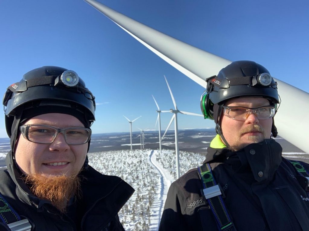 Illkka et Arttu envoient leurs salutations de leur espace de travail à Kuolavaara, en haut des montagnes. Pas de coronavirus ici.  